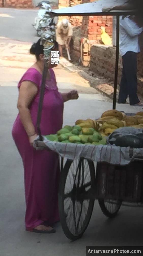 https://pub-5fcdf72a54cd4edbb03ec3edaa415a42.r2.dev/nakedleaks/seductive_pictures_in_aunty's_gown_while_buying_bananas/3.jpg