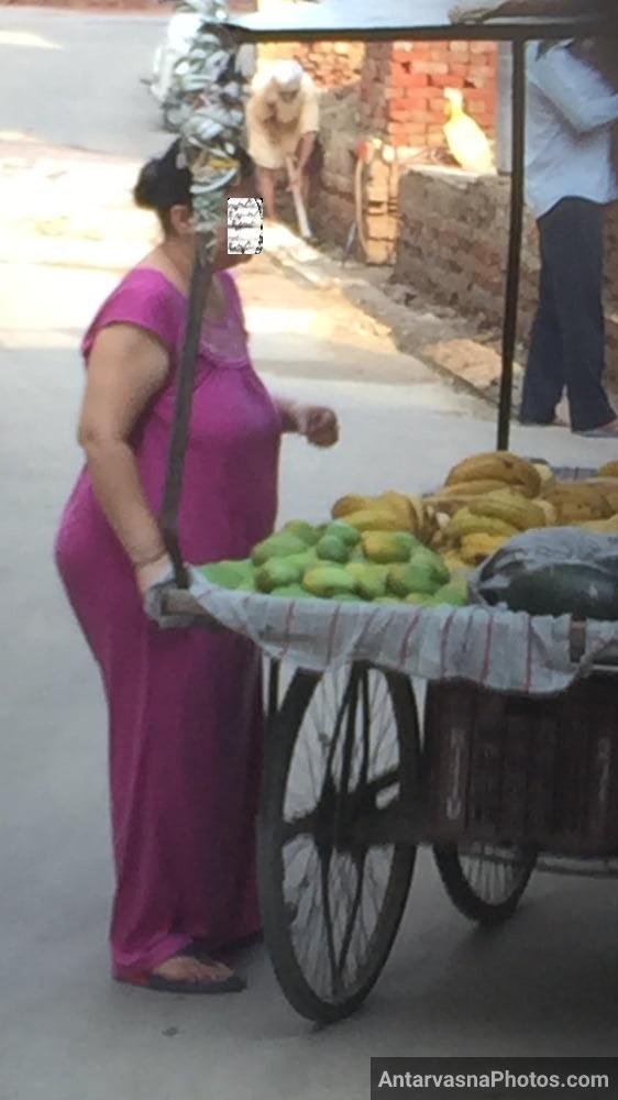 https://pub-5fcdf72a54cd4edbb03ec3edaa415a42.r2.dev/nakedleaks/seductive_pictures_in_aunty's_gown_while_buying_bananas/4.jpg