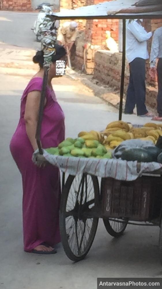 https://pub-5fcdf72a54cd4edbb03ec3edaa415a42.r2.dev/nakedleaks/seductive_pictures_in_aunty's_gown_while_buying_bananas/5.jpg