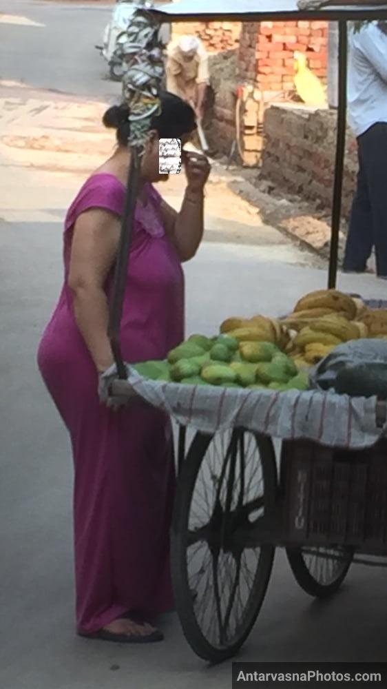 https://pub-5fcdf72a54cd4edbb03ec3edaa415a42.r2.dev/nakedleaks/seductive_pictures_in_aunty's_gown_while_buying_bananas/6.jpg