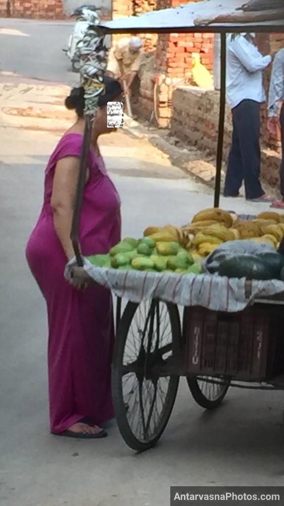 https://pub-5fcdf72a54cd4edbb03ec3edaa415a42.r2.dev/nakedleaks/seductive_pictures_in_aunty's_gown_while_buying_bananas/7.jpg