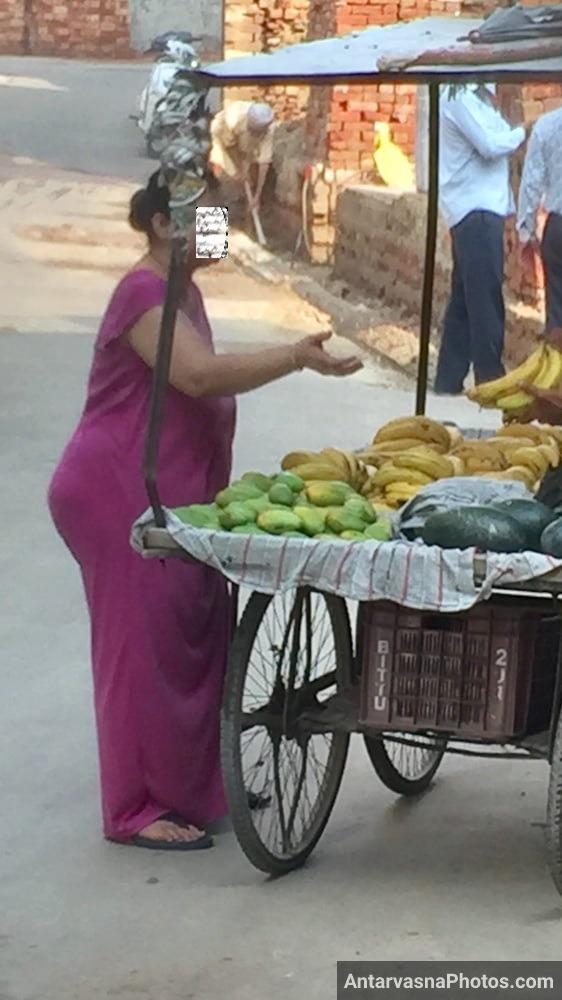 https://pub-5fcdf72a54cd4edbb03ec3edaa415a42.r2.dev/nakedleaks/seductive_pictures_in_aunty's_gown_while_buying_bananas/8.jpg