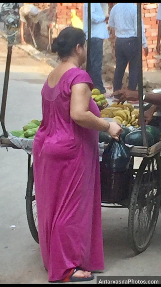 Seductive pictures in aunty's gown while buying bananas