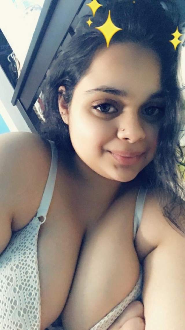 https://pub-5fcdf72a54cd4edbb03ec3edaa415a42.r2.dev/nakedleaks/seductive_pictures_of_a_busty_indian_beauty/14.jpg