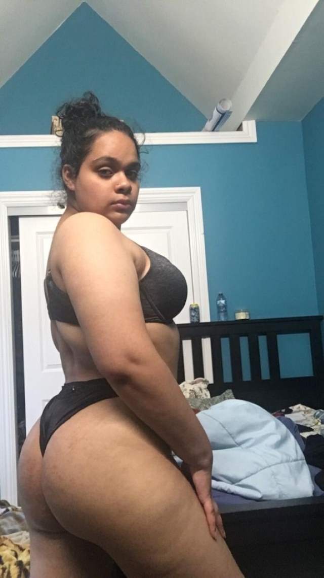 https://pub-5fcdf72a54cd4edbb03ec3edaa415a42.r2.dev/nakedleaks/seductive_pictures_of_a_busty_indian_beauty/7.jpg
