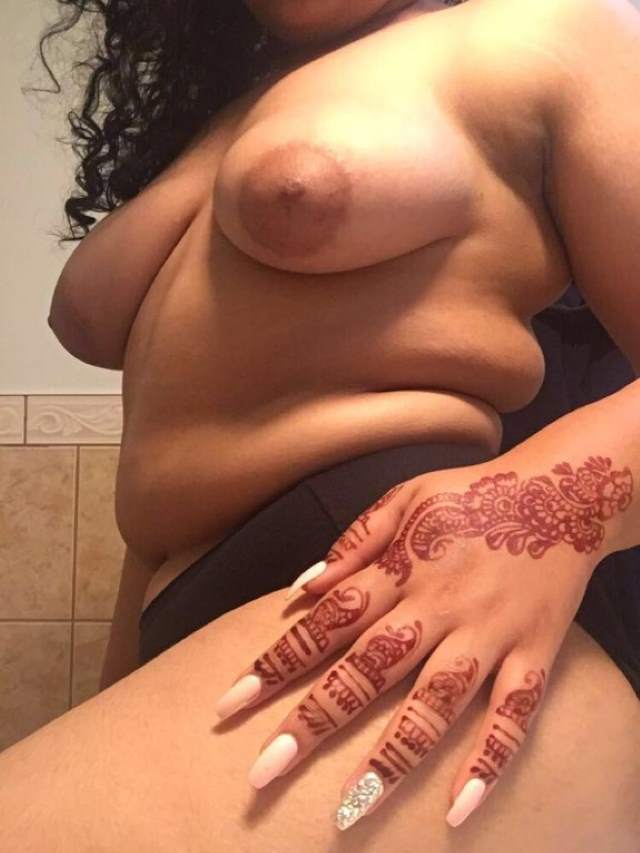 Seductive Pictures of a Busty Indian Beauty