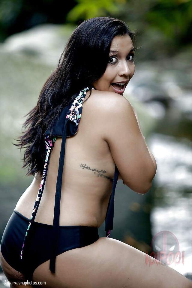 https://pub-5fcdf72a54cd4edbb03ec3edaa415a42.r2.dev/nakedleaks/seductive_pictures_of_desi_bhabhi_bathing_in_the_river/2.jpg
