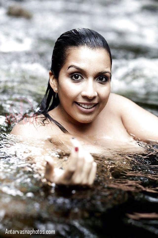 https://pub-5fcdf72a54cd4edbb03ec3edaa415a42.r2.dev/nakedleaks/seductive_pictures_of_desi_bhabhi_bathing_in_the_river/8.jpg