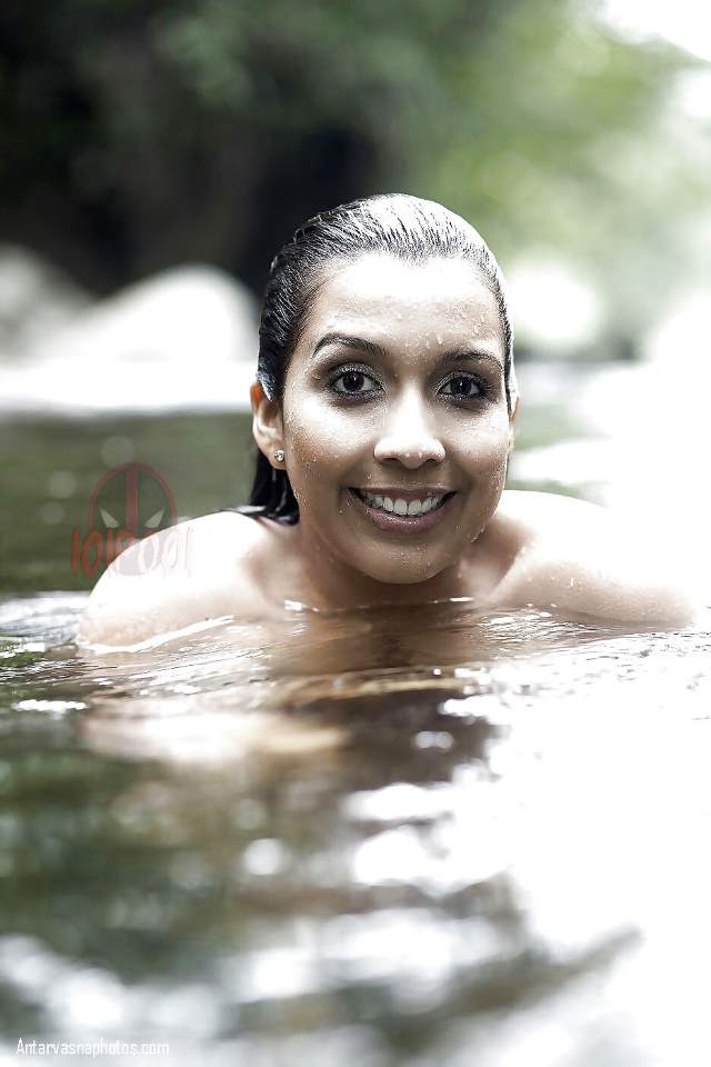 https://pub-5fcdf72a54cd4edbb03ec3edaa415a42.r2.dev/nakedleaks/seductive_pictures_of_desi_bhabhi_bathing_in_the_river/9.jpg