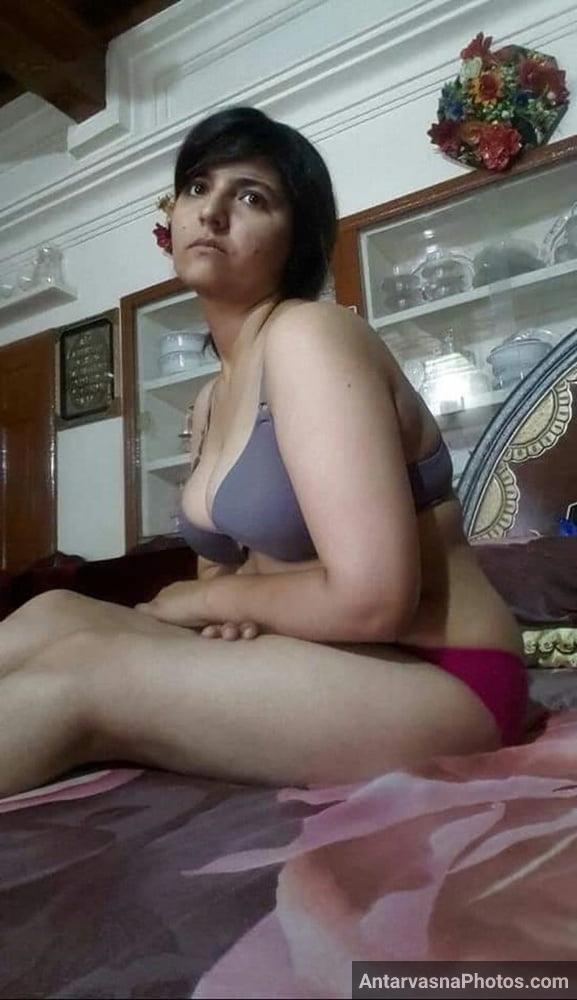 https://pub-5fcdf72a54cd4edbb03ec3edaa415a42.r2.dev/nakedleaks/seductive_punjabi_bhabhi_51_lingerie_pictures/18.jpg