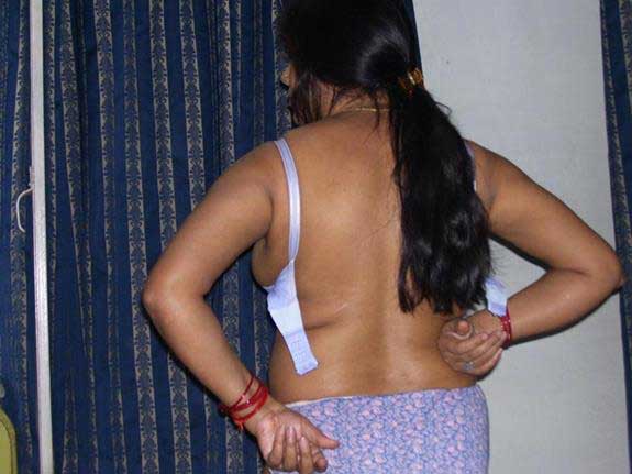 https://pub-5fcdf72a54cd4edbb03ec3edaa415a42.r2.dev/nakedleaks/seductive_south_indian_aunty_with_spicy_desires/2.jpg