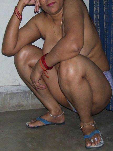 https://pub-5fcdf72a54cd4edbb03ec3edaa415a42.r2.dev/nakedleaks/seductive_south_indian_aunty_with_spicy_desires/5.jpg