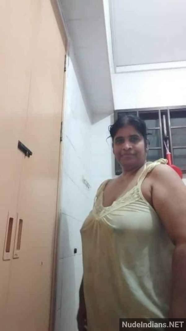 https://pub-5fcdf72a54cd4edbb03ec3edaa415a42.r2.dev/nakedleaks/seductive_tamil_aunties'_revealing_snapshots_to_explore!/17.jpg