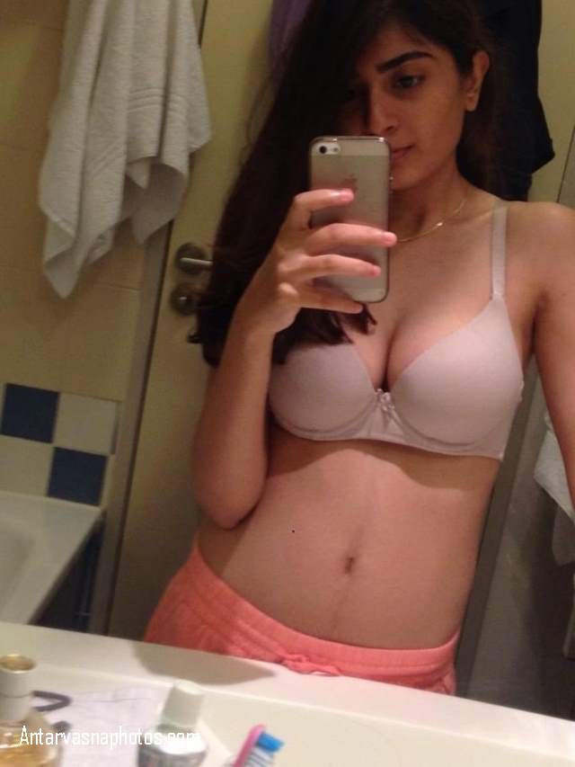 https://pub-5fcdf72a54cd4edbb03ec3edaa415a42.r2.dev/nakedleaks/seductive_teen_giving_sexy_photos_to_her_lover/3.jpg
