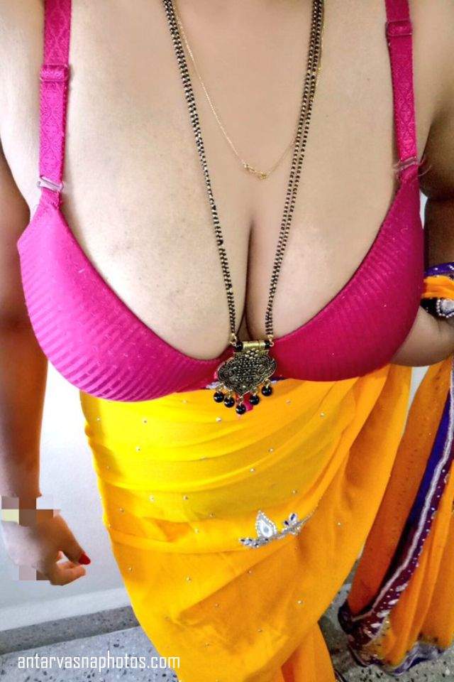https://pub-5fcdf72a54cd4edbb03ec3edaa415a42.r2.dev/nakedleaks/seductive_twist_in_the_family:_bhabhi's_playful_surprise/1.jpg