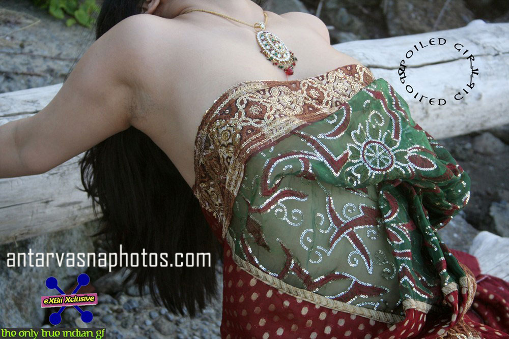 https://pub-5fcdf72a54cd4edbb03ec3edaa415a42.r2.dev/nakedleaks/seductively_posing_girlfriend_in_traditional_attire/0.jpg