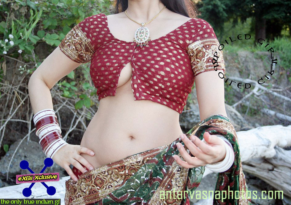 https://pub-5fcdf72a54cd4edbb03ec3edaa415a42.r2.dev/nakedleaks/seductively_posing_girlfriend_in_traditional_attire/1.jpg