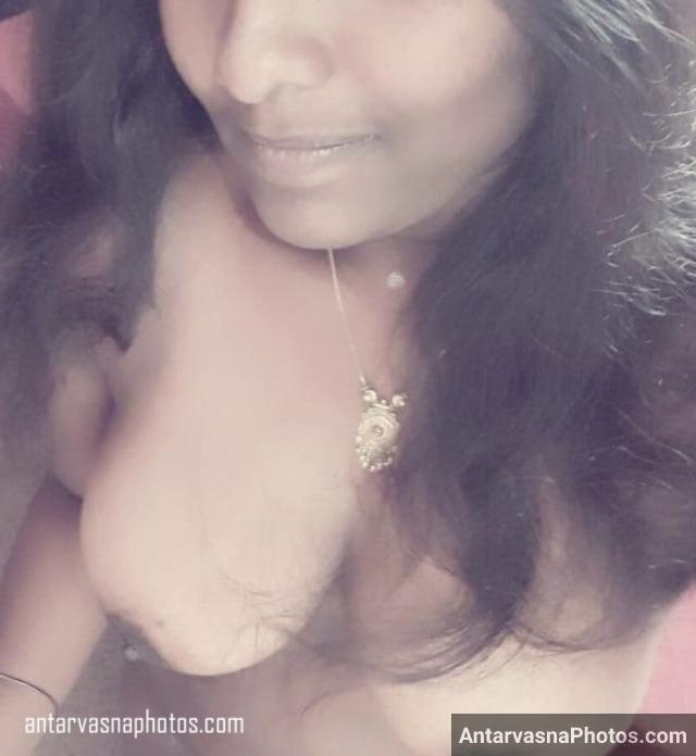 Sensational images of a Desi bhabhi's alluring chest