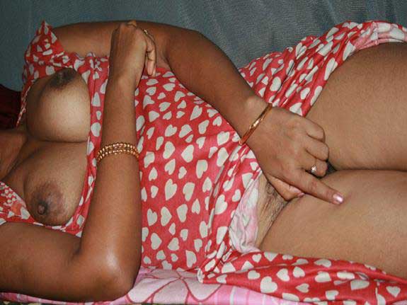 Sensational Photos of Sharmila Bhbabhi's Sizzling Boobs