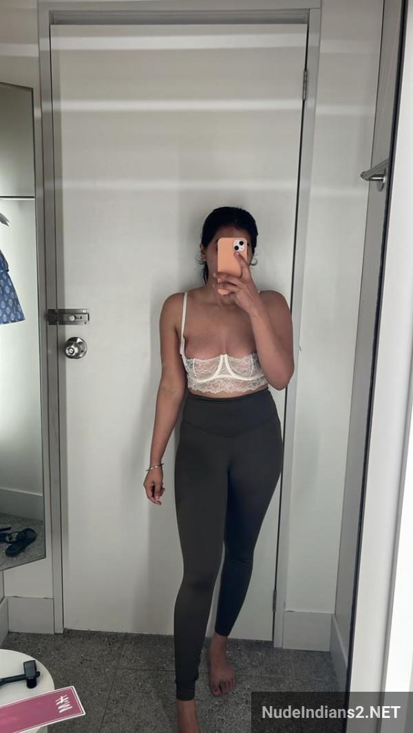 https://pub-5fcdf72a54cd4edbb03ec3edaa415a42.r2.dev/nakedleaks/sensual_anushka_tyagi_from_delhi_college_embraces_bdsm_with_seductive_photos/67.jpg
