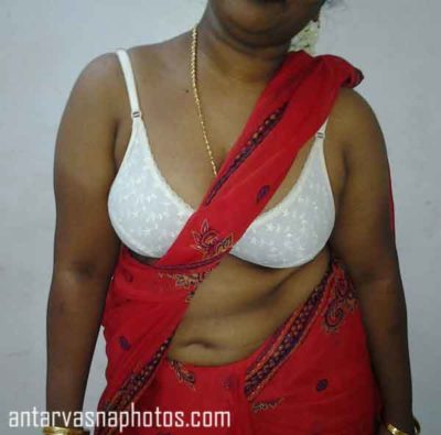 Sensual aunty in traditional attire flaunting her assets