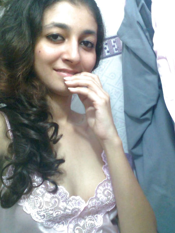 https://pub-5fcdf72a54cd4edbb03ec3edaa415a42.r2.dev/nakedleaks/sensual_college_girl's_alluring_chest_photos/2.jpg