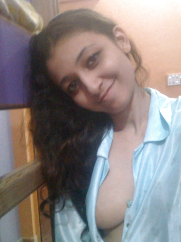 https://pub-5fcdf72a54cd4edbb03ec3edaa415a42.r2.dev/nakedleaks/sensual_college_girl's_alluring_chest_photos/3.jpg