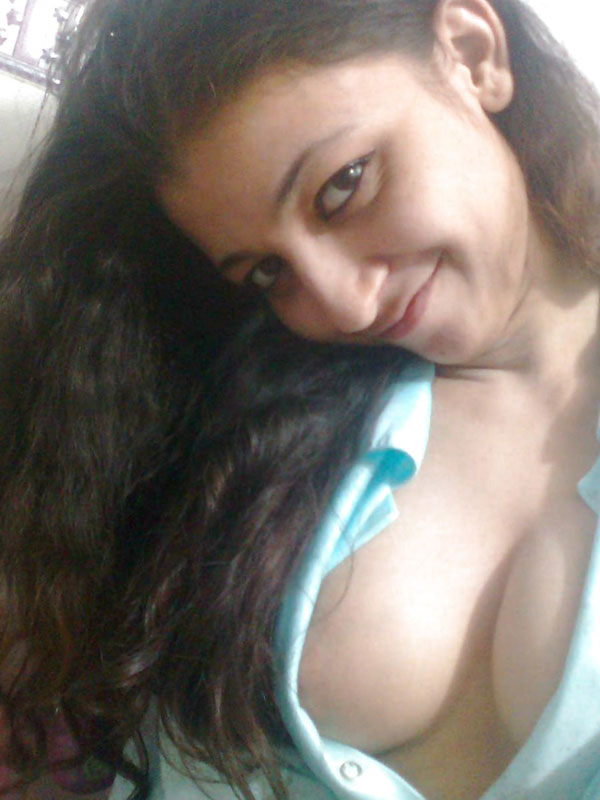 https://pub-5fcdf72a54cd4edbb03ec3edaa415a42.r2.dev/nakedleaks/sensual_college_girl's_alluring_chest_photos/4.jpg