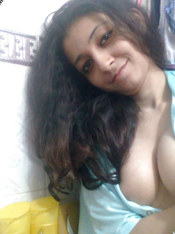 https://pub-5fcdf72a54cd4edbb03ec3edaa415a42.r2.dev/nakedleaks/sensual_college_girl's_alluring_chest_photos/5.jpg