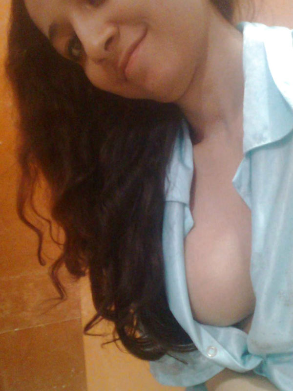 https://pub-5fcdf72a54cd4edbb03ec3edaa415a42.r2.dev/nakedleaks/sensual_college_girl's_alluring_chest_photos/7.jpg