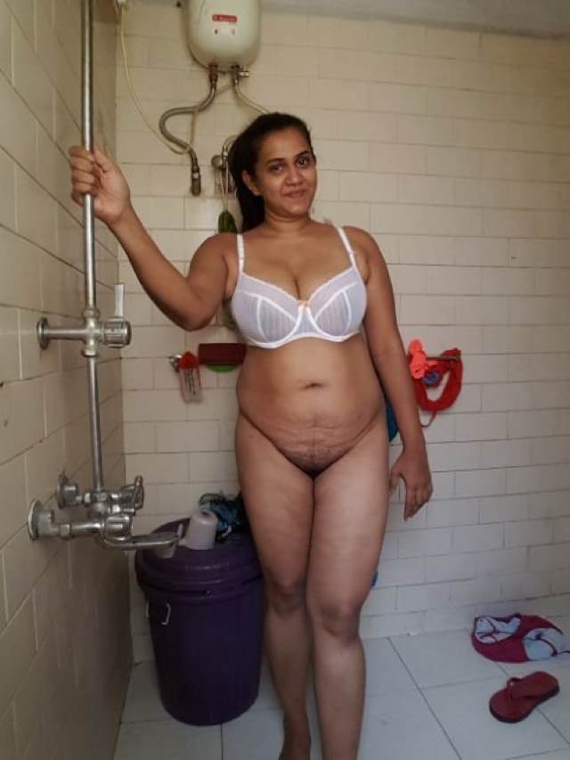 https://pub-5fcdf72a54cd4edbb03ec3edaa415a42.r2.dev/nakedleaks/sensual_desi_aunty_naked_images_compilation/14.jpg