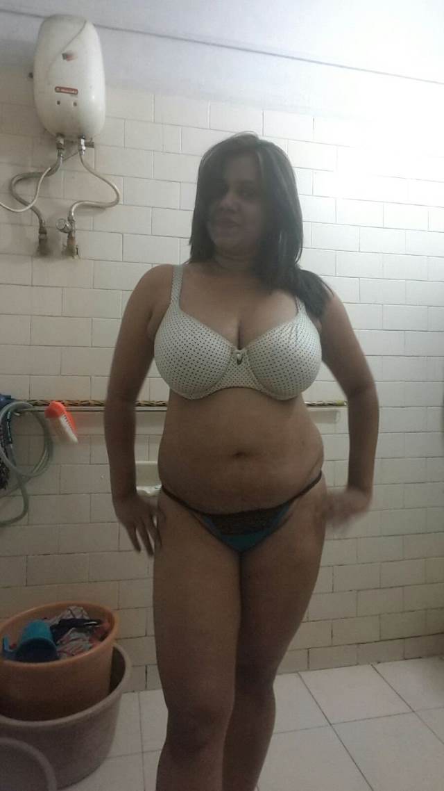 https://pub-5fcdf72a54cd4edbb03ec3edaa415a42.r2.dev/nakedleaks/sensual_desi_aunty_naked_images_compilation/15.jpg