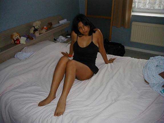 https://pub-5fcdf72a54cd4edbb03ec3edaa415a42.r2.dev/nakedleaks/sensual_desi_girl_with_hair_down_there/1.jpg
