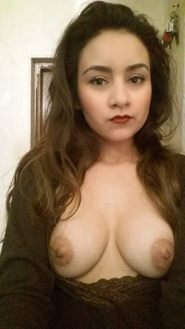 https://pub-5fcdf72a54cd4edbb03ec3edaa415a42.r2.dev/nakedleaks/sensual_desi_nurse's_bold_pictures/12.jpg