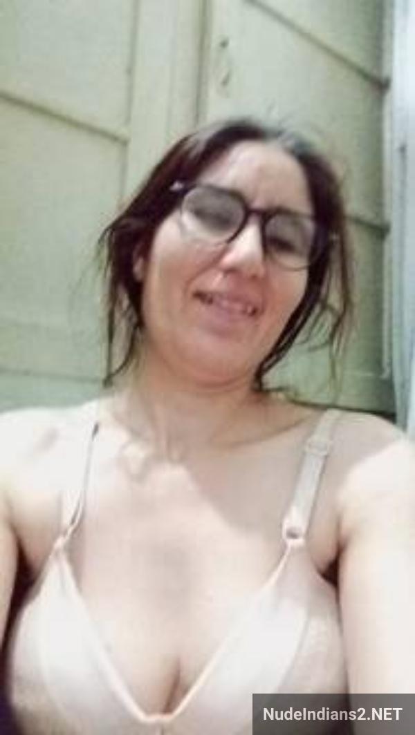 https://pub-5fcdf72a54cd4edbb03ec3edaa415a42.r2.dev/nakedleaks/sensual_display_by_mature_muslim_aunty_nazneen_khan_for_her_admirer/10.jpg