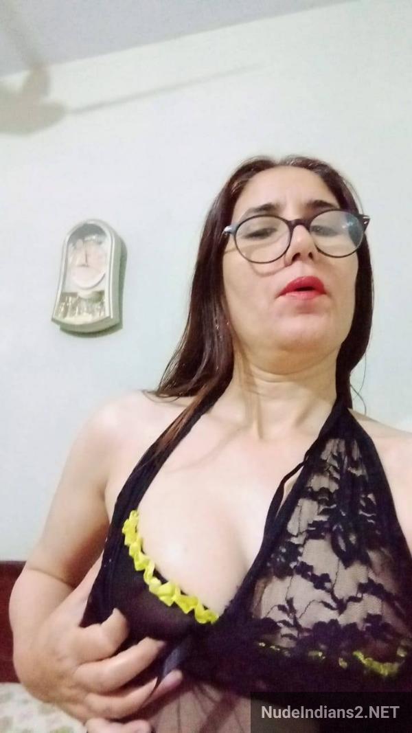 https://pub-5fcdf72a54cd4edbb03ec3edaa415a42.r2.dev/nakedleaks/sensual_display_by_mature_muslim_aunty_nazneen_khan_for_her_admirer/18.jpg