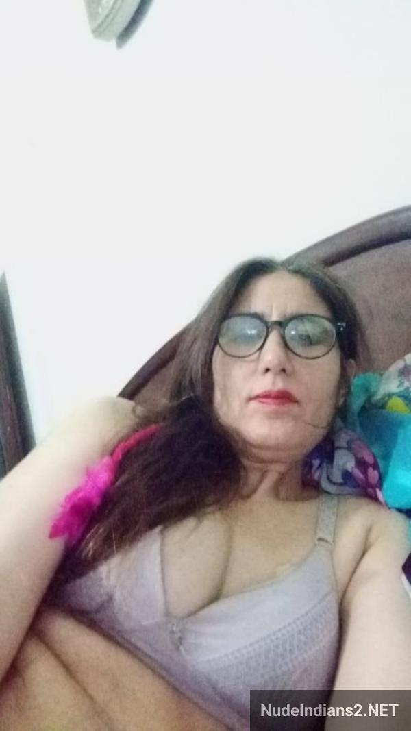 https://pub-5fcdf72a54cd4edbb03ec3edaa415a42.r2.dev/nakedleaks/sensual_display_by_mature_muslim_aunty_nazneen_khan_for_her_admirer/2.jpg