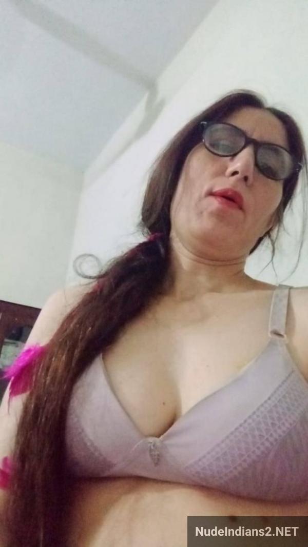 https://pub-5fcdf72a54cd4edbb03ec3edaa415a42.r2.dev/nakedleaks/sensual_display_by_mature_muslim_aunty_nazneen_khan_for_her_admirer/21.jpg