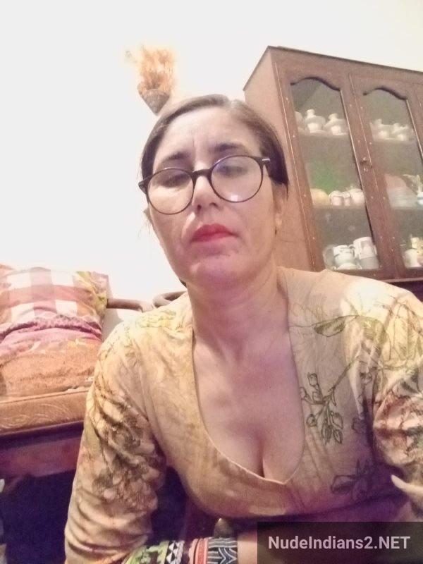 https://pub-5fcdf72a54cd4edbb03ec3edaa415a42.r2.dev/nakedleaks/sensual_display_by_mature_muslim_aunty_nazneen_khan_for_her_admirer/22.jpg