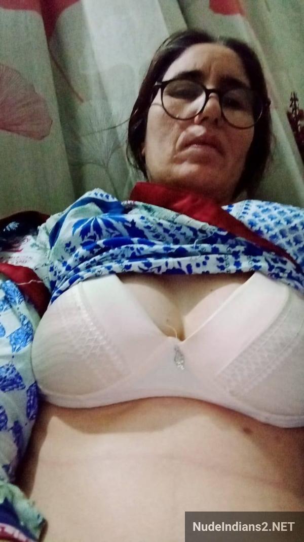 https://pub-5fcdf72a54cd4edbb03ec3edaa415a42.r2.dev/nakedleaks/sensual_display_by_mature_muslim_aunty_nazneen_khan_for_her_admirer/25.jpg
