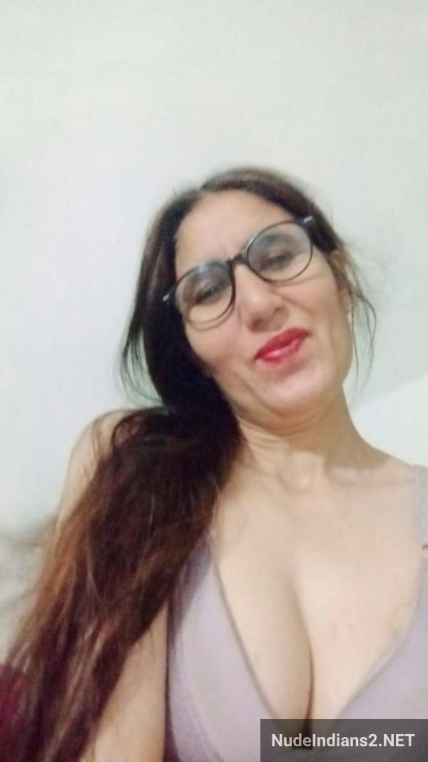 https://pub-5fcdf72a54cd4edbb03ec3edaa415a42.r2.dev/nakedleaks/sensual_display_by_mature_muslim_aunty_nazneen_khan_for_her_admirer/3.jpg