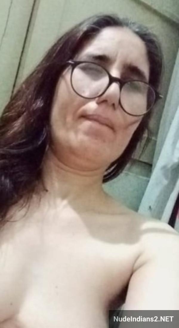 https://pub-5fcdf72a54cd4edbb03ec3edaa415a42.r2.dev/nakedleaks/sensual_display_by_mature_muslim_aunty_nazneen_khan_for_her_admirer/8.jpg