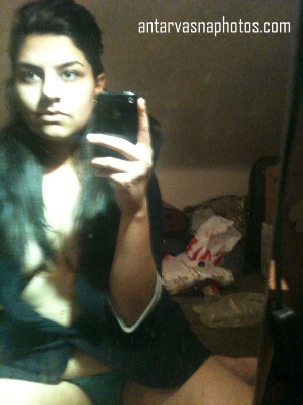 https://pub-5fcdf72a54cd4edbb03ec3edaa415a42.r2.dev/nakedleaks/sensual_display_of_an_indian_girl's_cleavage/0.jpg