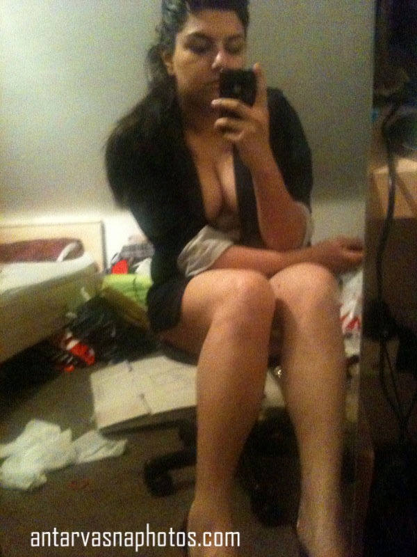 https://pub-5fcdf72a54cd4edbb03ec3edaa415a42.r2.dev/nakedleaks/sensual_display_of_an_indian_girl's_cleavage/1.jpg