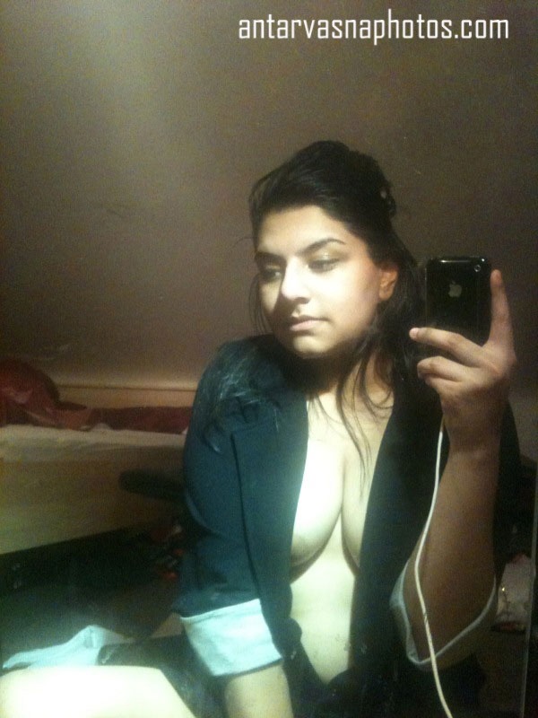 https://pub-5fcdf72a54cd4edbb03ec3edaa415a42.r2.dev/nakedleaks/sensual_display_of_an_indian_girl's_cleavage/2.jpg