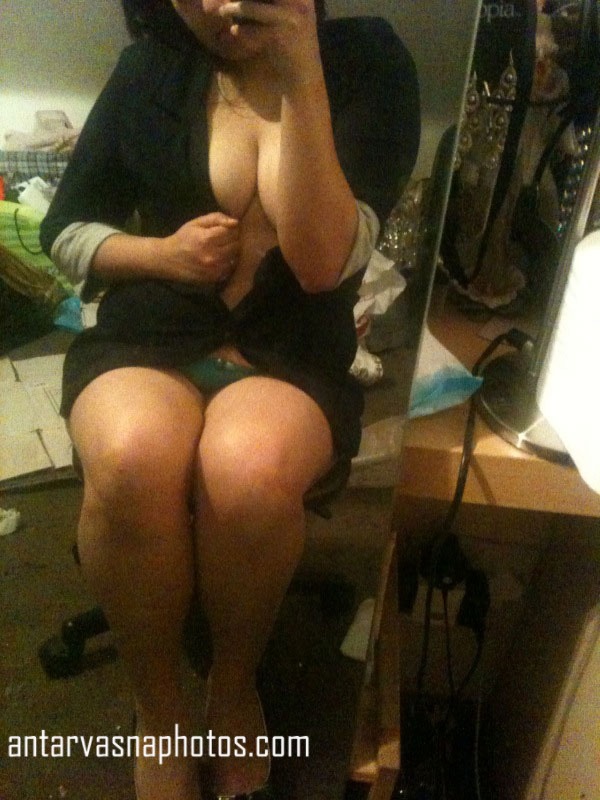 https://pub-5fcdf72a54cd4edbb03ec3edaa415a42.r2.dev/nakedleaks/sensual_display_of_an_indian_girl's_cleavage/3.jpg