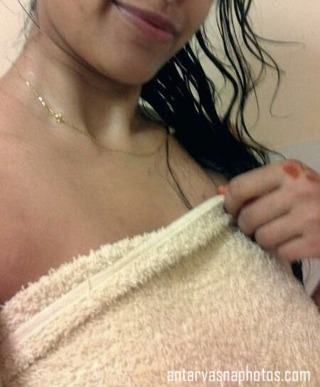 https://pub-5fcdf72a54cd4edbb03ec3edaa415a42.r2.dev/nakedleaks/sensual_imagery_of_indian_bhabhi_shikha_under_cascading_water/3.jpg