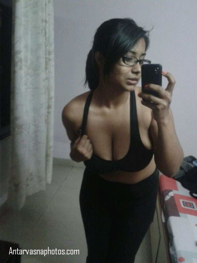 https://pub-5fcdf72a54cd4edbb03ec3edaa415a42.r2.dev/nakedleaks/sensual_images_from_desi_girl_disha's_naughty_chat/3.jpg