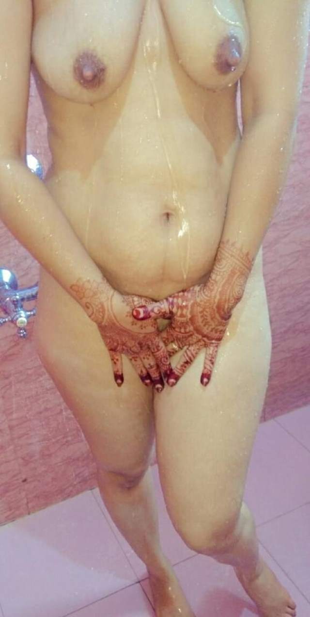 https://pub-5fcdf72a54cd4edbb03ec3edaa415a42.r2.dev/nakedleaks/sensual_images_of_desi_girls_celebrating_karwa_chauth/3.jpg