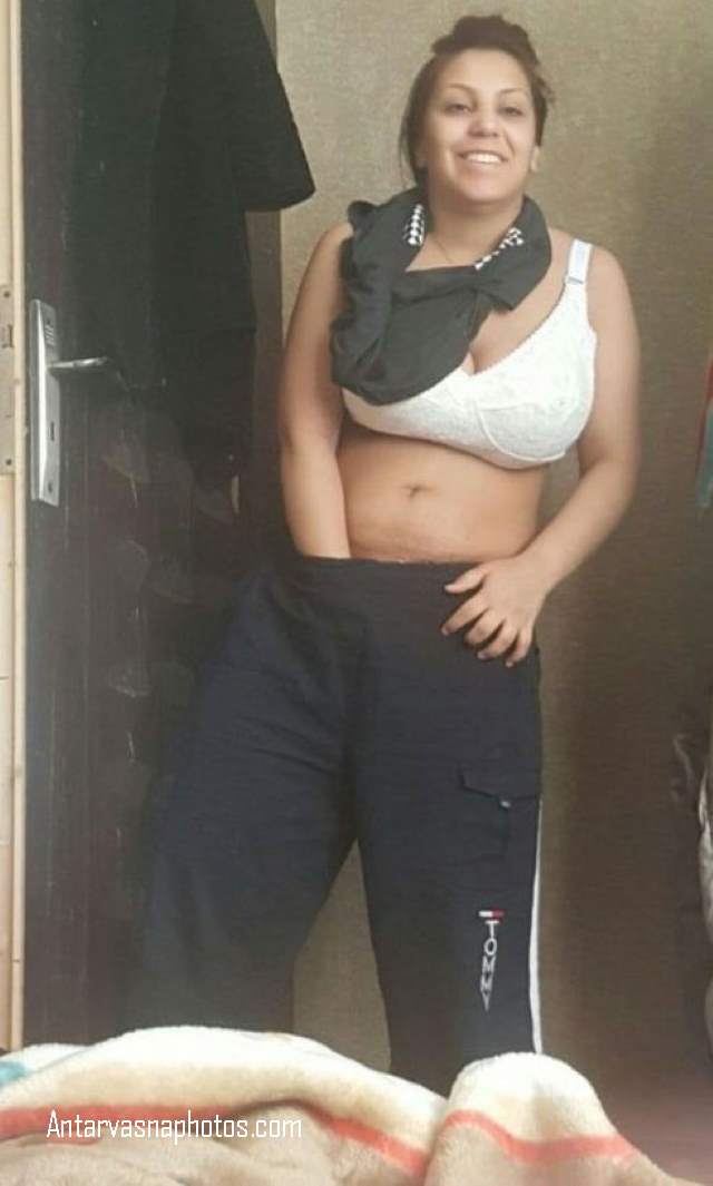 https://pub-5fcdf72a54cd4edbb03ec3edaa415a42.r2.dev/nakedleaks/sensual_images_of_desi_wife_revealed/0.jpg